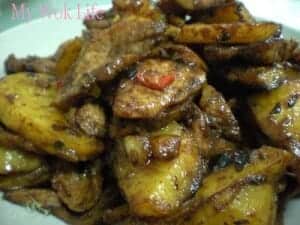 Stir fried pork meat and potato in black sauce