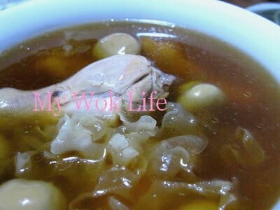 Chicken and snow fungus soup with button mushroom