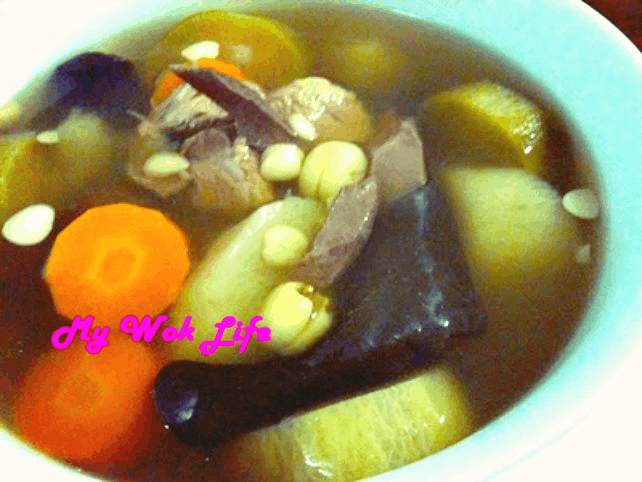 My Wok Life Cooking Blog - Chinese Tonic Soup with Pork Pancreas and Radishes (青红萝卜炖豬橫脷大补汤) -