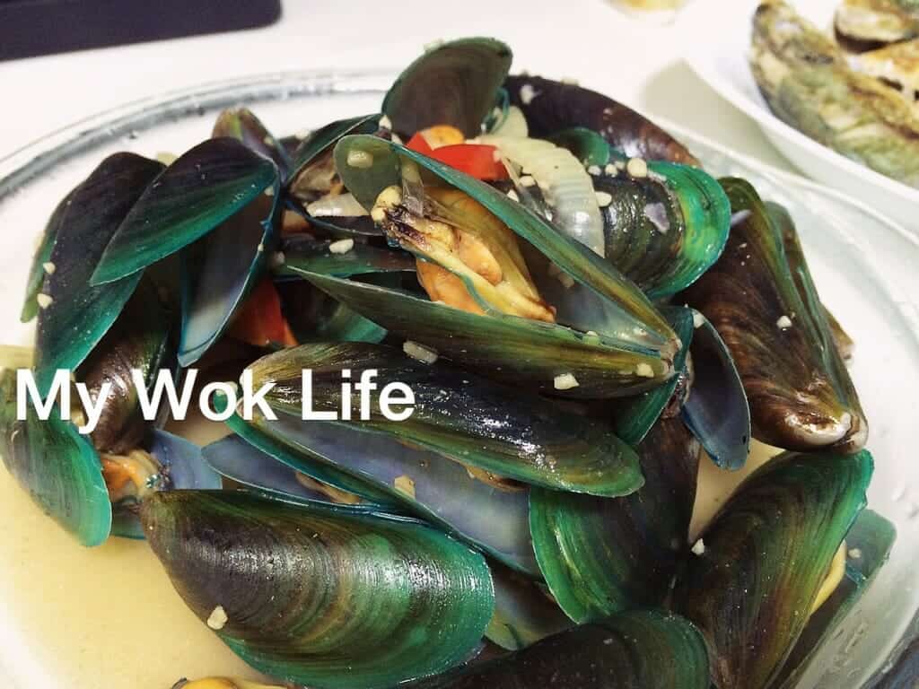 My Wok Life Cooking Blog - Stew Mussels In Light Red Wine Sauce -