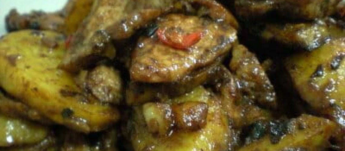 Stir fried pork meat and potato in black sauce